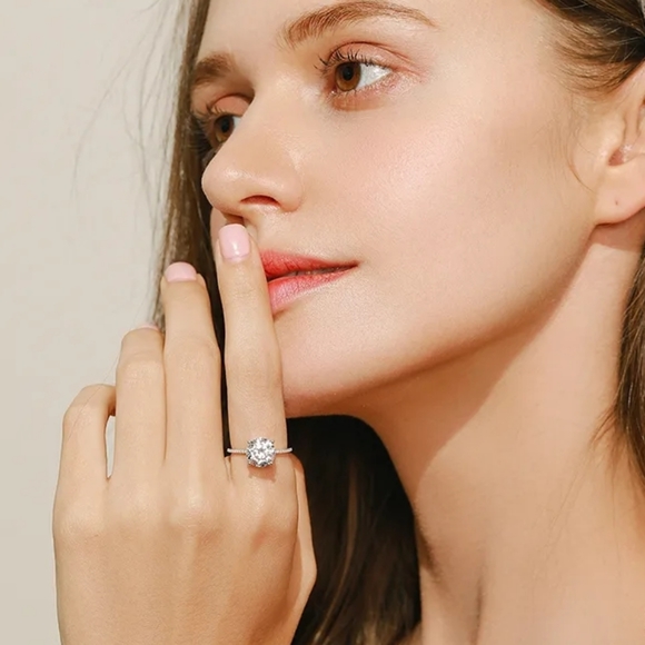 Luxury Engagement Ring - Picture 3 of 4